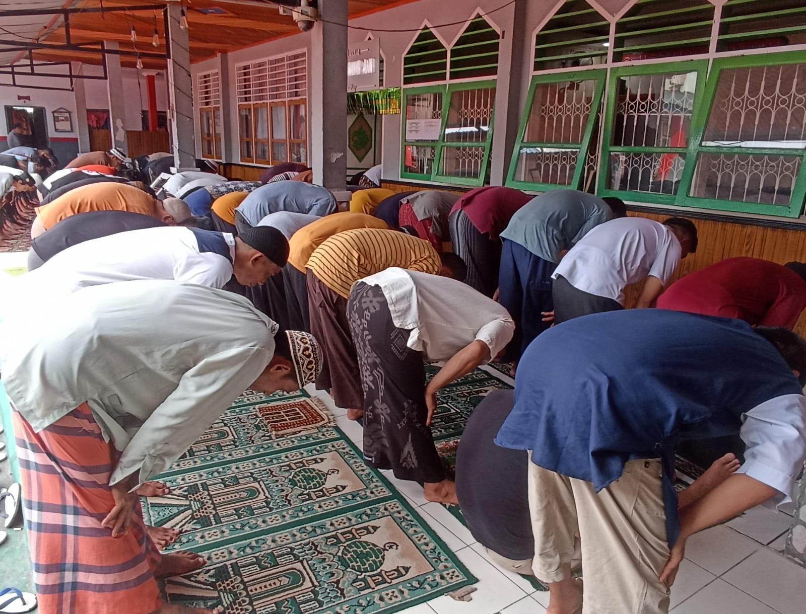 Salat Jum'at Berjamaah, Warga Binaan Penuhi Masjid At-Taubah Rutan Palu